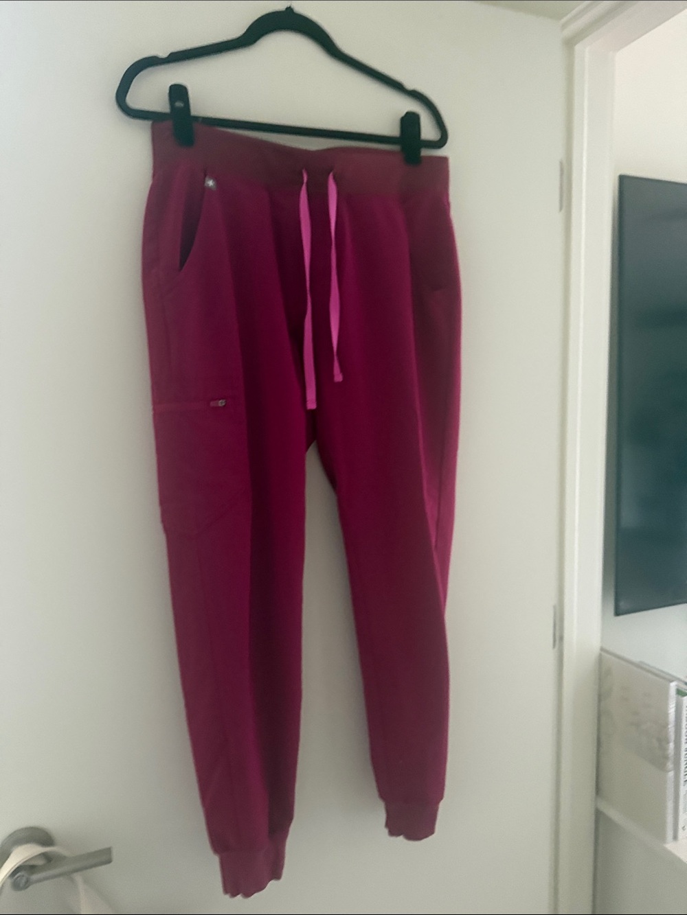 Figs zamora joggers in dark magenta